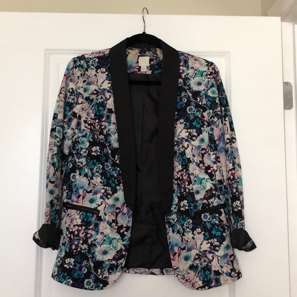 Floral blazer with black lapels